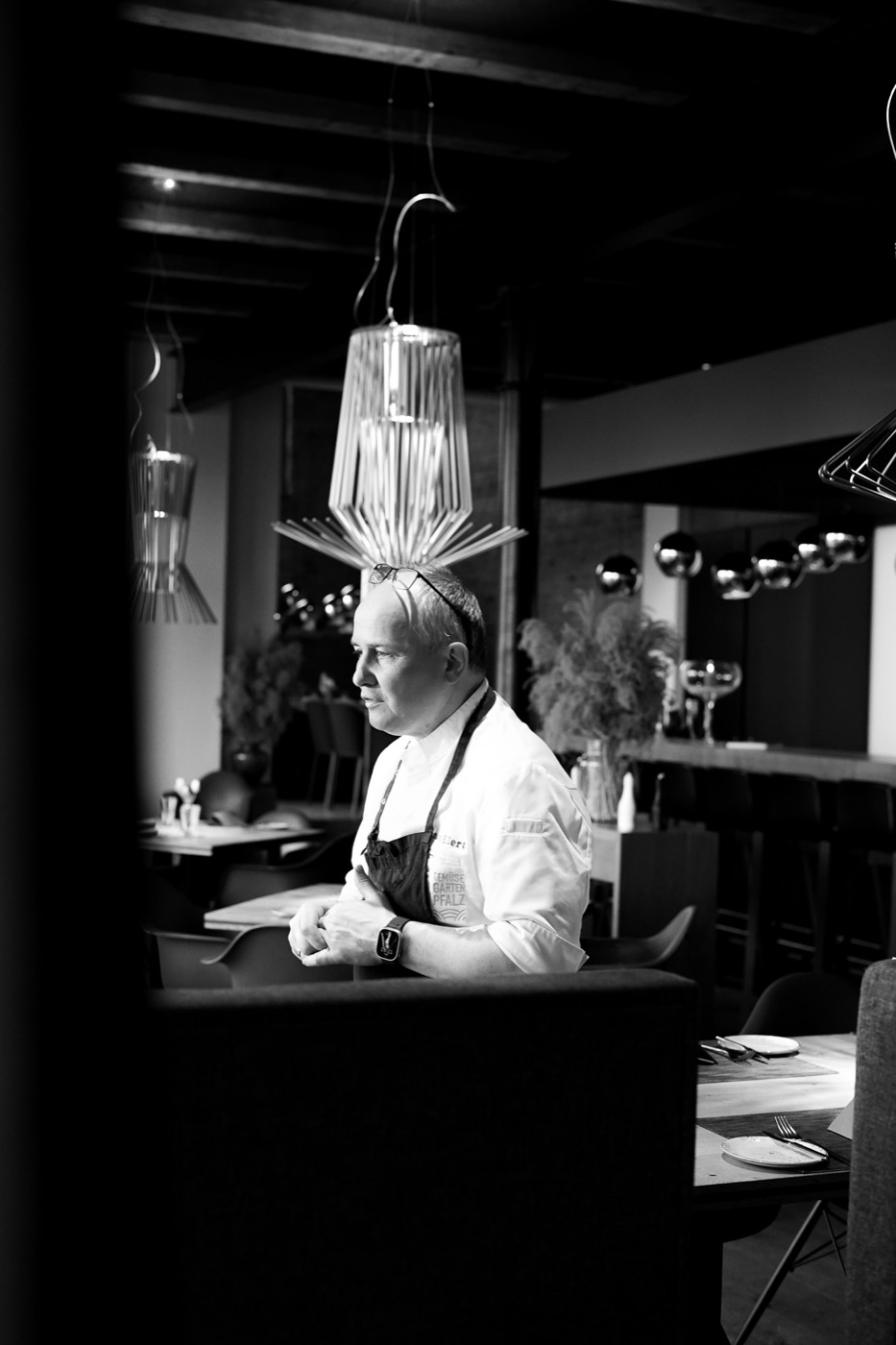 Anatol Elert in einem Restaurant, im Hintergrund der Gastraum
